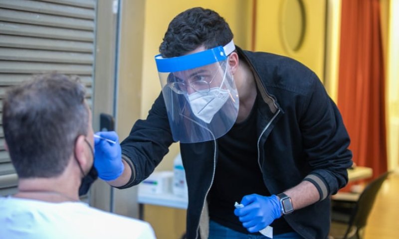 מדינה ראשונה מבטלת את חובת הבידוד לחולי קורונה