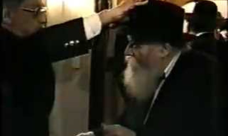 צפו: האדם שנתן דולר וברך את הרבי מלובביץ'