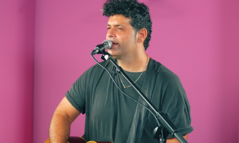 לייב בדסק סרוגים: יהל דורון מבצע את "להציל אותי"