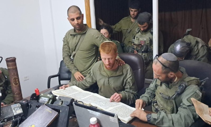 "על הניסים": מח"ט 401 בקריאת מגילה בשיפא. צפו