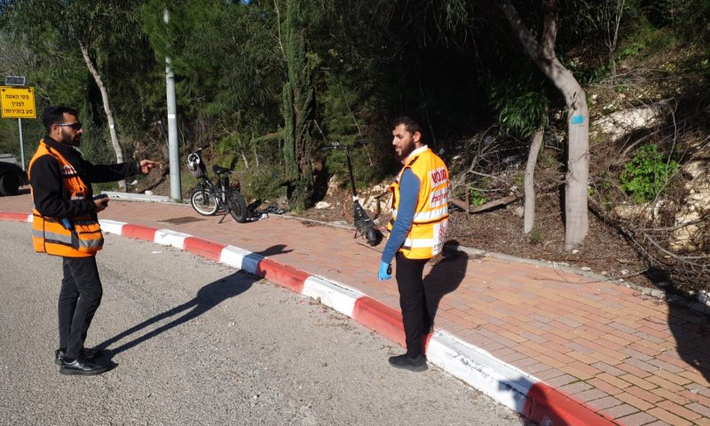 רוכב קורקינט חשמלי נפצע קשה בראש העין