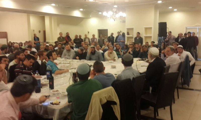 מאות הגיעו להתוועדות י"ט כסלו עם הרב מרדכי אלון