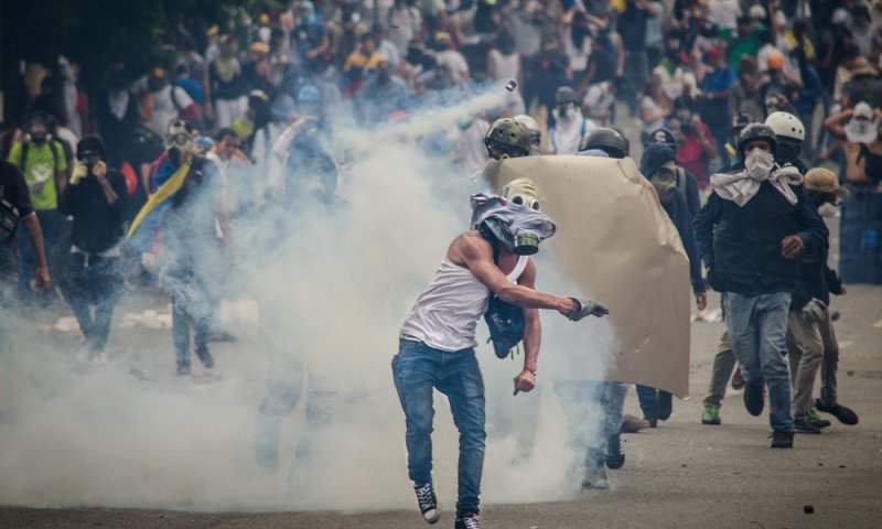 המחאה בונצואלה מחריפה: 285 פצועים בעימות בגבול