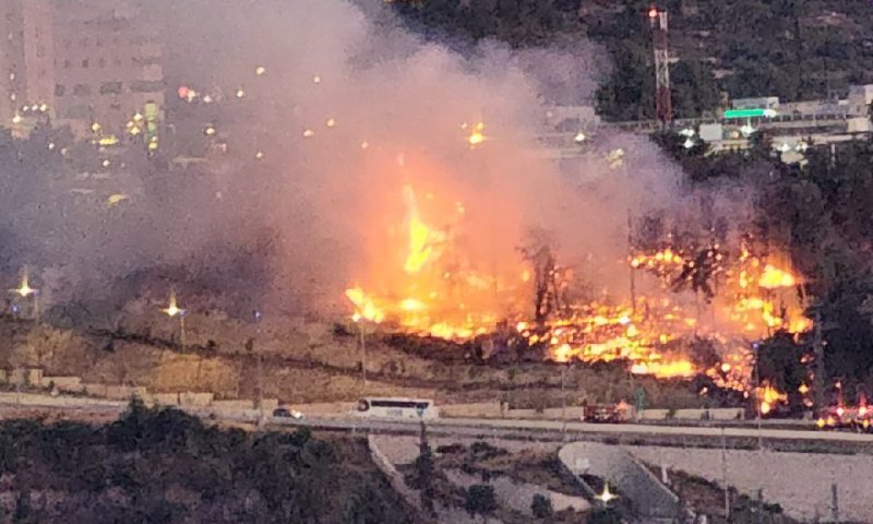 שריפת ענק בכביש 1 סמוך לירושלים; הכביש נחסם