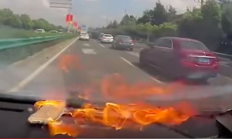 צפו: מכשיר האייפון התפוצץ בנסיעה, הנהגת נפצעה