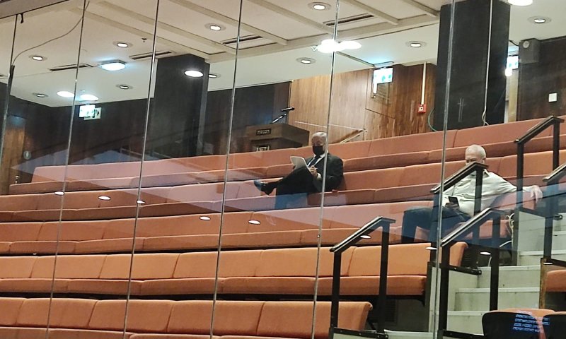 לאחר שחזר מחו"ל: נתניהו ביציע המבודדים במליאה