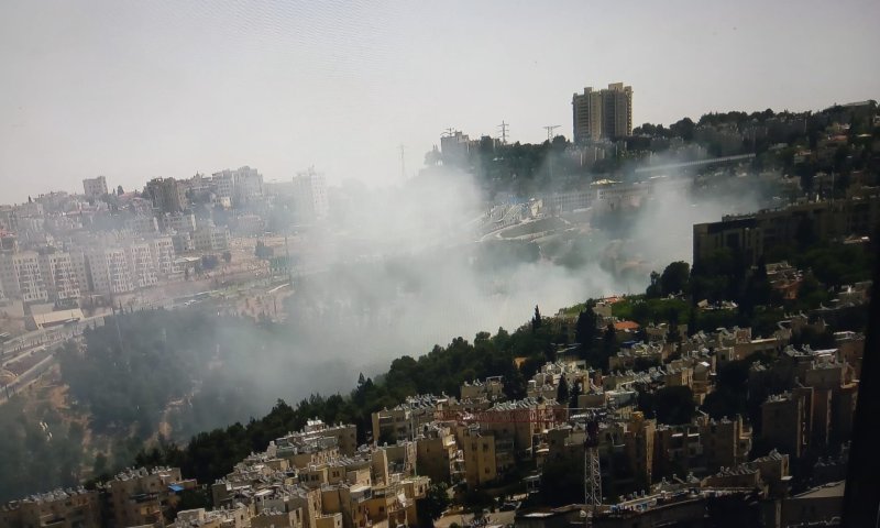 שריפה מתפשטת סמוך לכביש 9 בירושלים, צוותי כיבוי הוקפצו