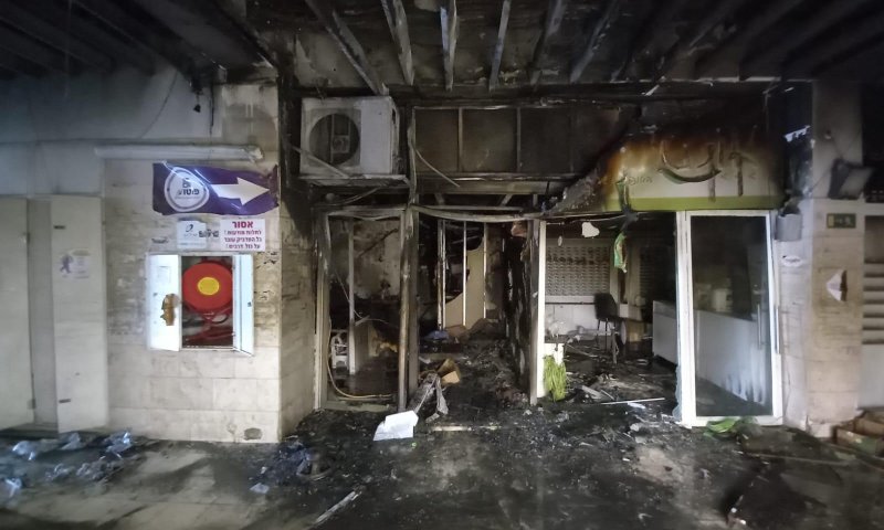 חנות שמכרה סמארטפונים הוצתה בידי קיצוניים