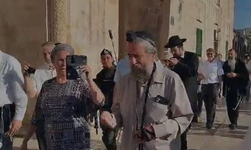 לראשונה: יהודי עטור בתפילין הסתובב בהר הבית