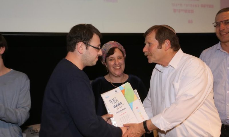 משפחתו של המורה שנרצח קיבלה את הפרס במקומו