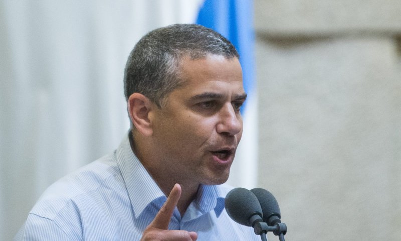 הרשת סוערת: ינון מגל השווה בין הפלסטינים לאחים לנשק