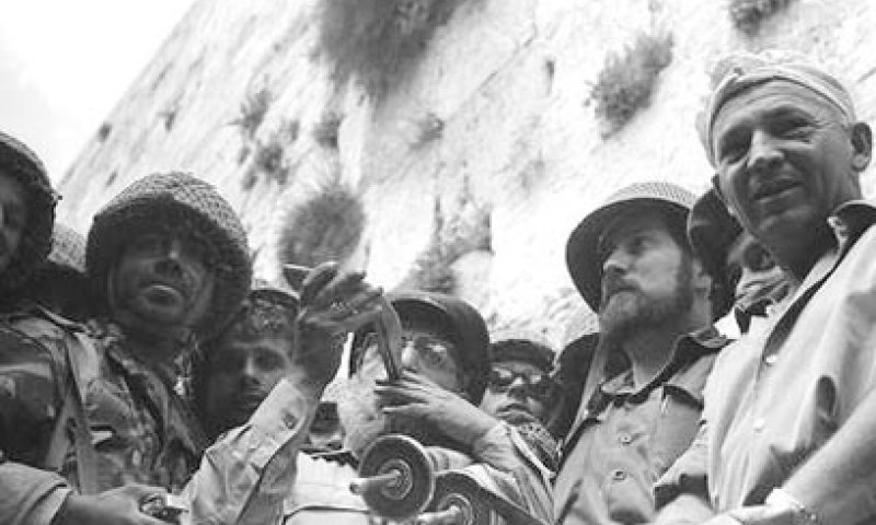 קורע לב: הרב גורן אומר קדיש על חללי מלחמת ששת הימים