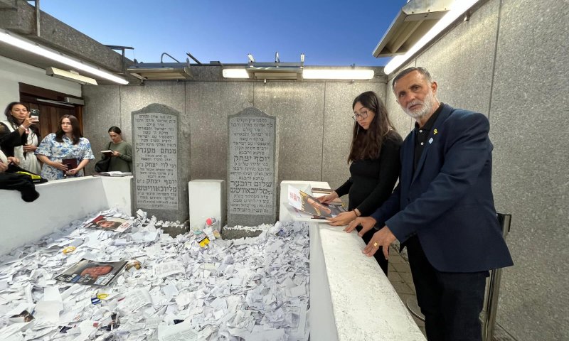 צפו: נועה ארגמני ומשפחות החטופים בתפילת הודיה