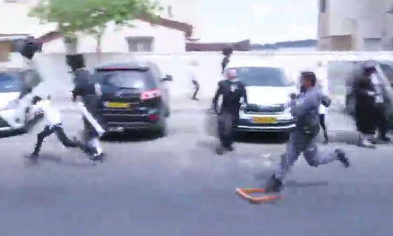 תיעוד ברוטלי: שוטר זורק דלי על ילד בביתר עלית