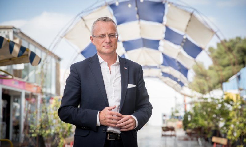 "מעורר בושה": ירק על שגריר פולין בישראל