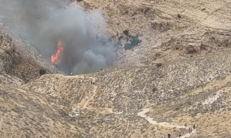 שריפה בנחל פרת: עשרות מטיילים ממתינים לחילוץ