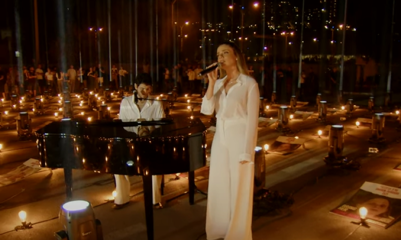 שירי מימון ותמיר גרינברג בביצוע מרגש לצד משפחות החטופים