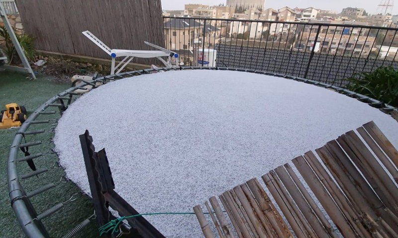 גל הקור: שלג קל החל לרדת בעיר צפת &bull; צפו: