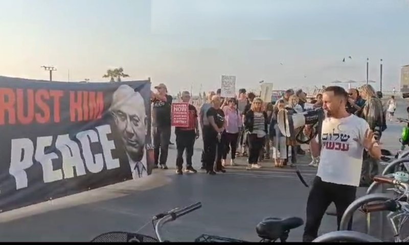 אבסורד: שלום עכשיו מפגינים נגד תקיפה באיראן