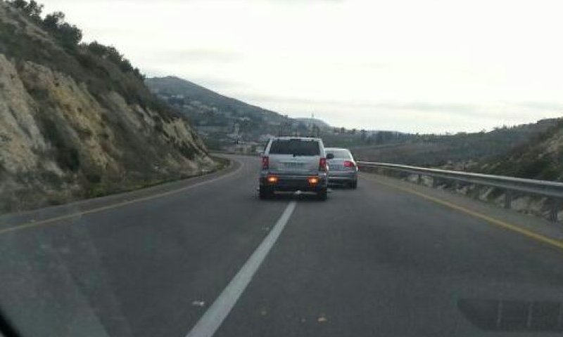 חוצפה: רה"מ הפלסטיני עקף בפס לבן ודרש התנצלות