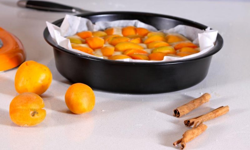 לכבוד החום: מתכון לעוגת משמשים קיצית