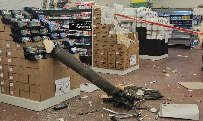 צפו בתיעוד: רגעי נפילת הטיל בסופר באשדוד