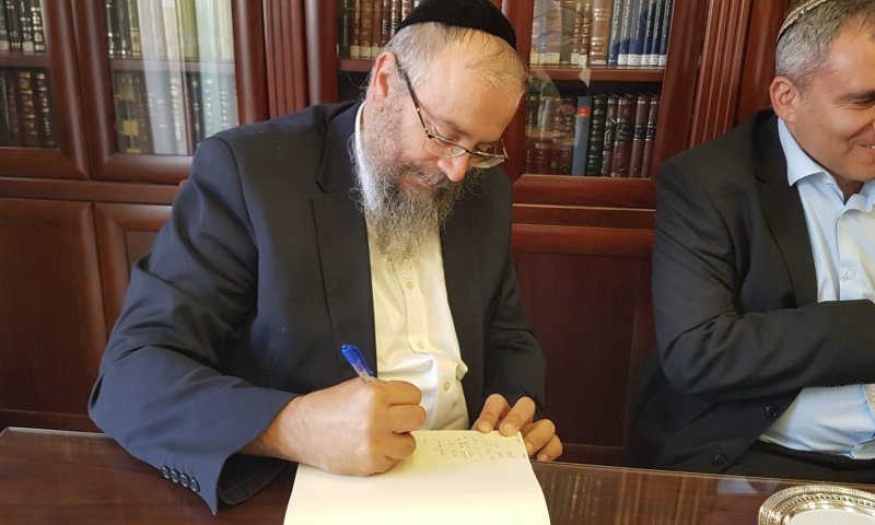 בנו של הרב מרדכי אליהו הודיע על תמיכה באלקין