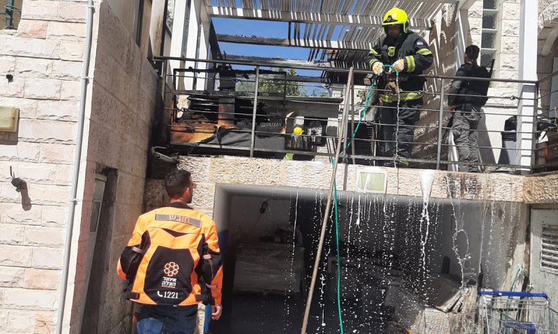 שריפה בבית בגבעת זאב: 3 פצועים פונו מהמבנה