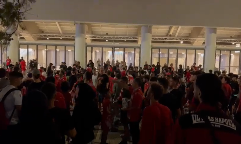 אוהדי כדורגל מתפרעים נעצרו מחוץ לבלומפילד