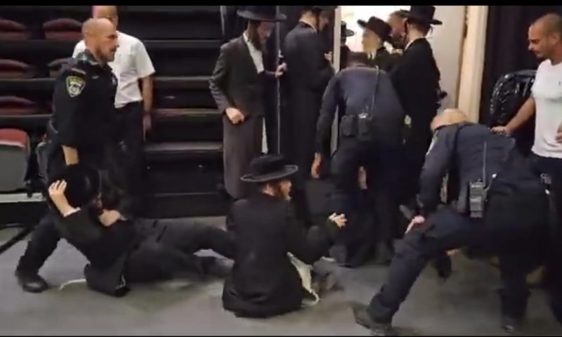 צפו: חרדים קיצוניים פוצצו כנס לקידום מתווה גיוס