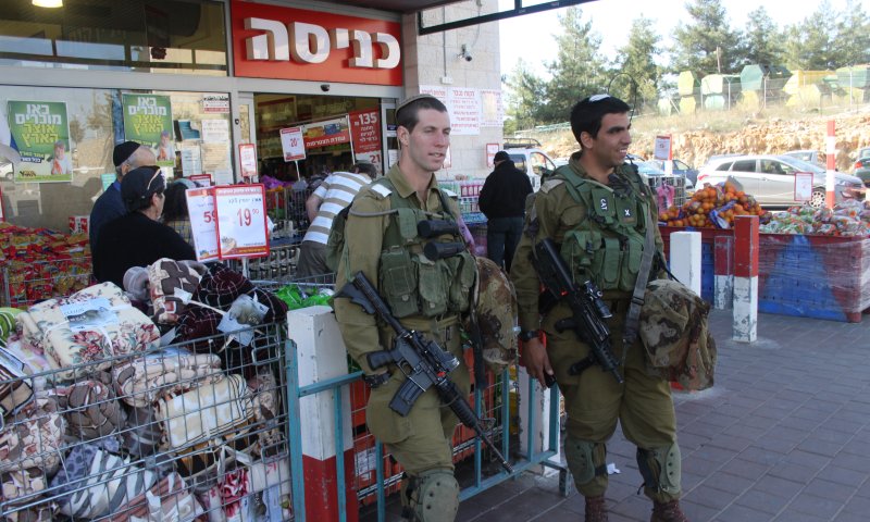 גנב רכב נמלט ממעצר ונורה על ידי חיילים