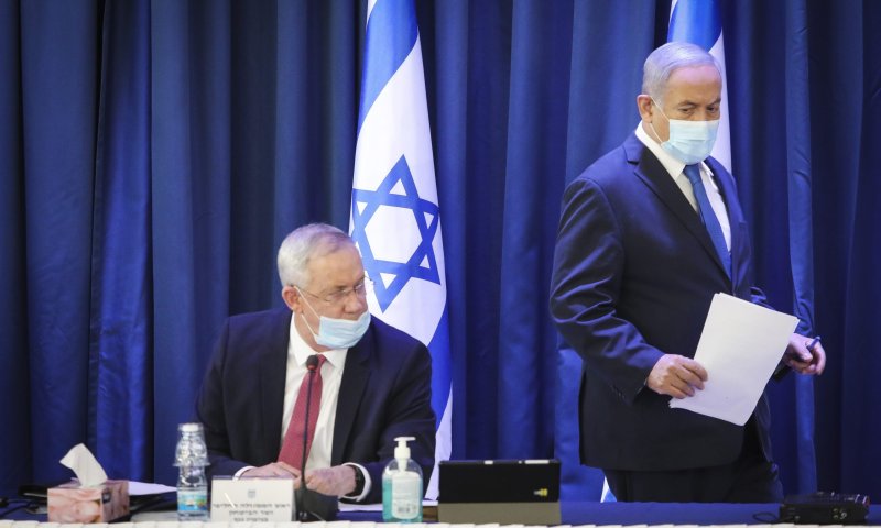 גנץ: "שוחד בחירות"; נתניהו: "חסרי אחריות"