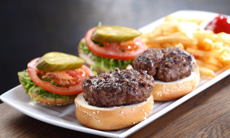 ארוחת שחיתות: מתכון להמבורגר ביתי וצ'יפס