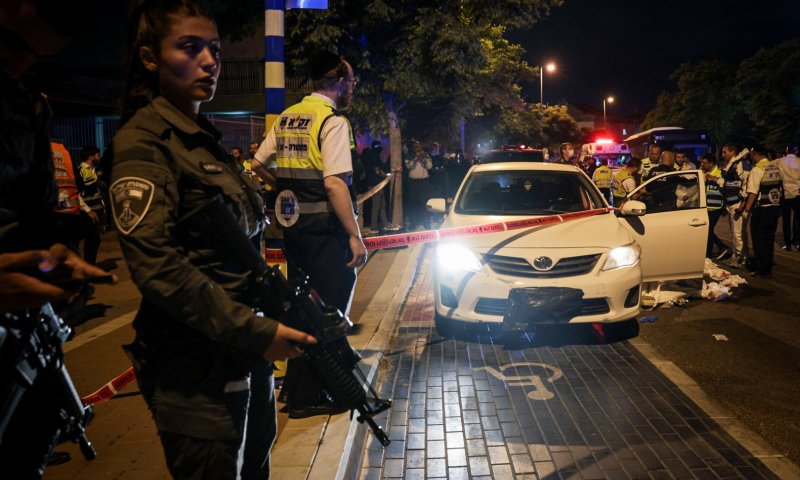 המשטרה בסריקות אחרי המחבלים; המפכ"ל הגיע לזירה