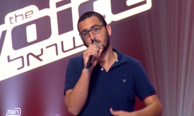 צפו: אלנתן שלום בשיר על כוכבת המגילה