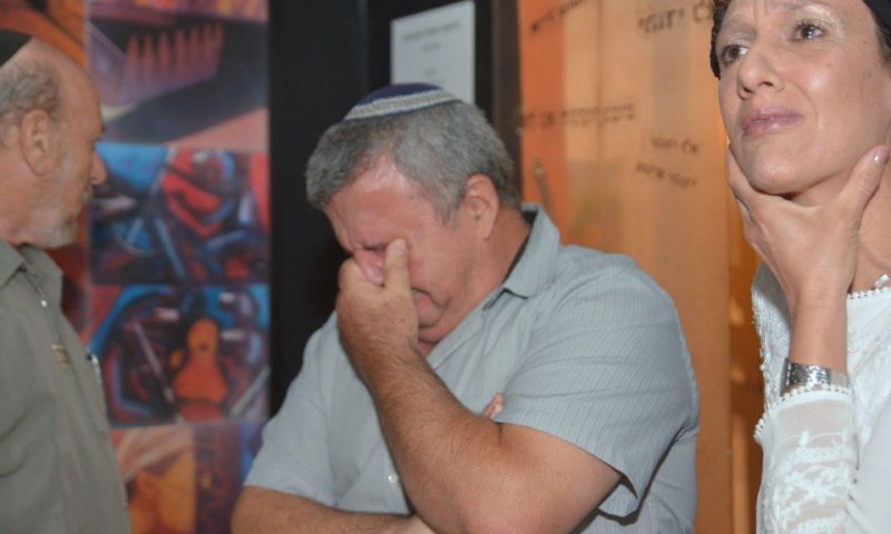 נשבר: כלפה צפה בתמונות מנווה דקלים ופרץ בבכי