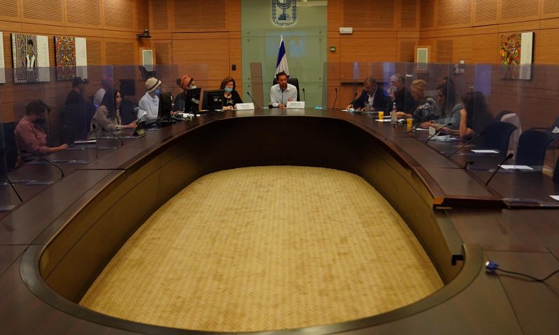 יו"ר ועדת החינוך תוקף: "תרדו מהעץ ותגלו אחריות"