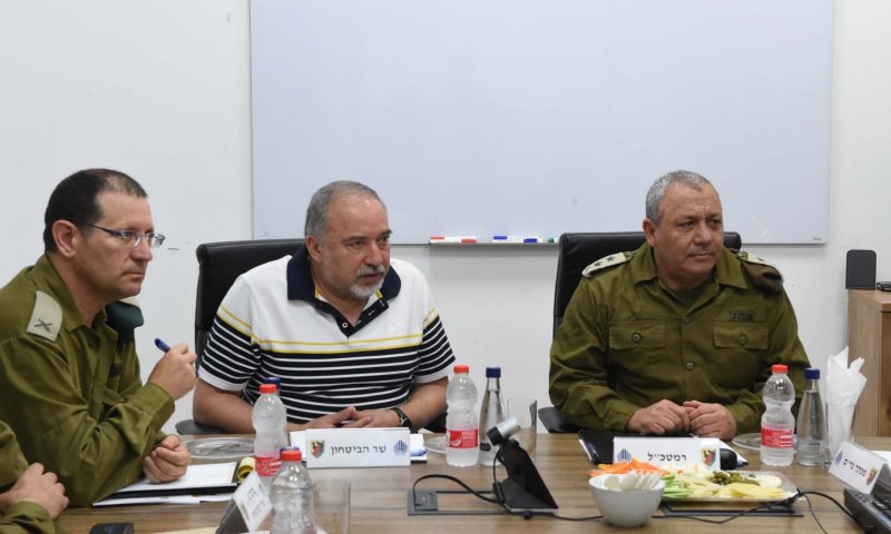 טרור הבלונים נמשך: ליברמן פותח את מעבר כרם שלום