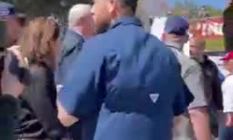 גנץ זינק לעבר מפגין שמאל שצעק לו: "לך מפה, בגדת בנו"