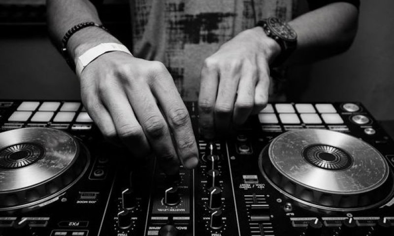 בחירת דיג'יי לחתונה: טיפים שלא תרצו לפספס