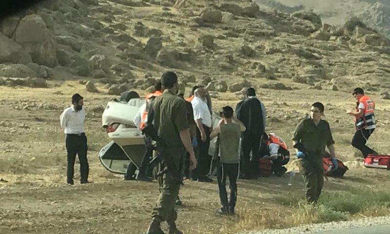 תיעוד &bull; בחזור ממירון: הרכב התהפך- האב וילדיו ניצלו