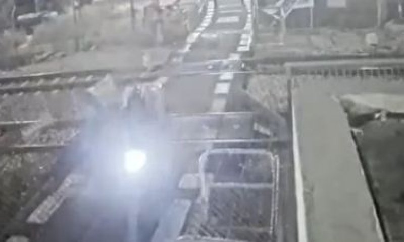 צפו: אופנוען דוהר ופורץ מחסום של מסילת רכבת