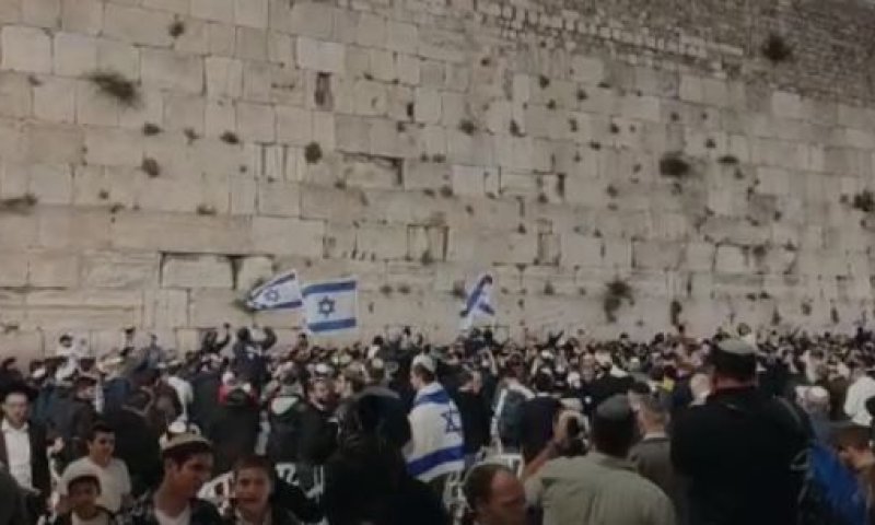 בסיום התפילה בכותל: שירת 'עם ישראל חי'. צפו