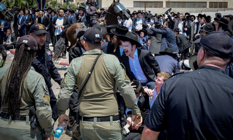 עשרות מפגינים חרדים פרצו לבסיס תל השומר