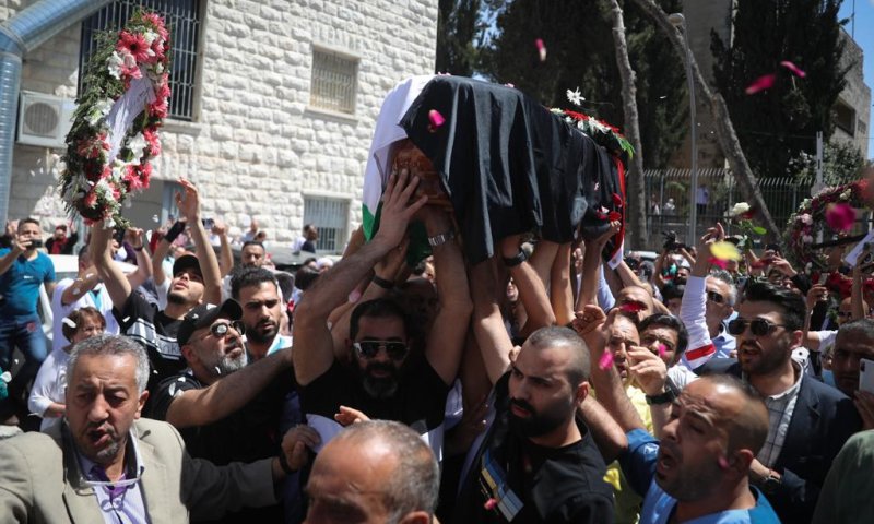 ירושלים: אלפי משתתפים בלווית עיתונאית אלג'זירה