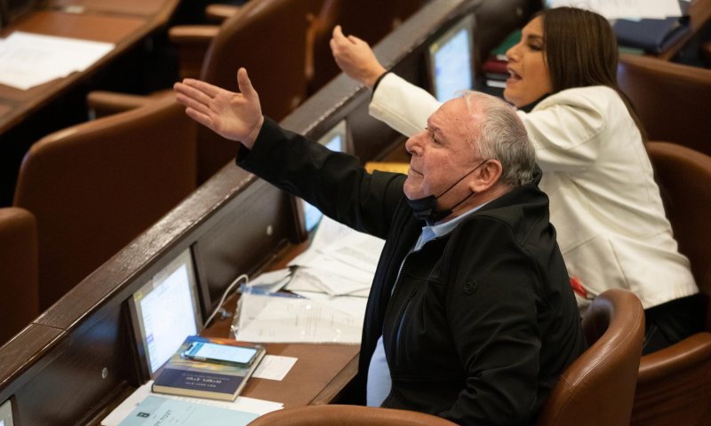 אמסלם להאוזר: "הכנסת של אבא שלך?! &ndash; אני לא אצא!"