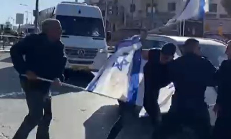 מכות בין אריה קינג לפורע ערבי. צפו