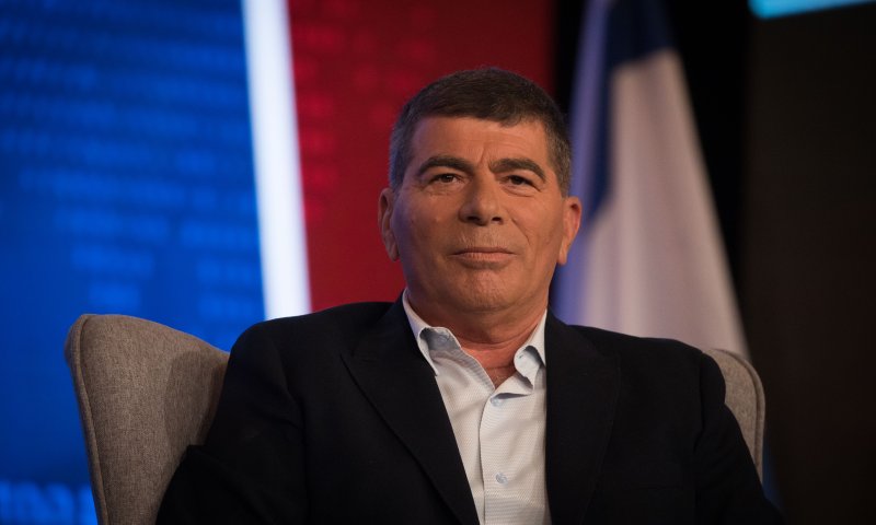 ירי בנגמ"ש: אהוד ברק תוקף את גבי אשכנזי. צפו