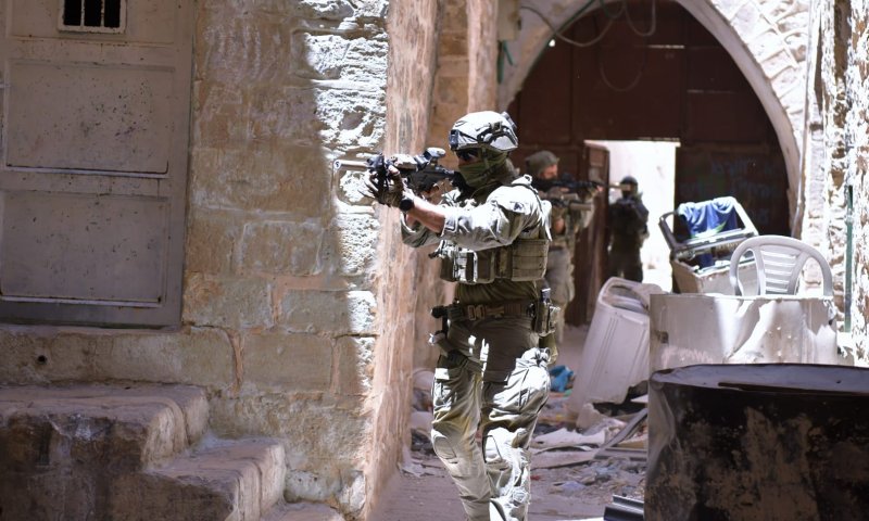 8 מבוקשים נעצרו; מחבלים יידו אבנים ומטעני חבלה