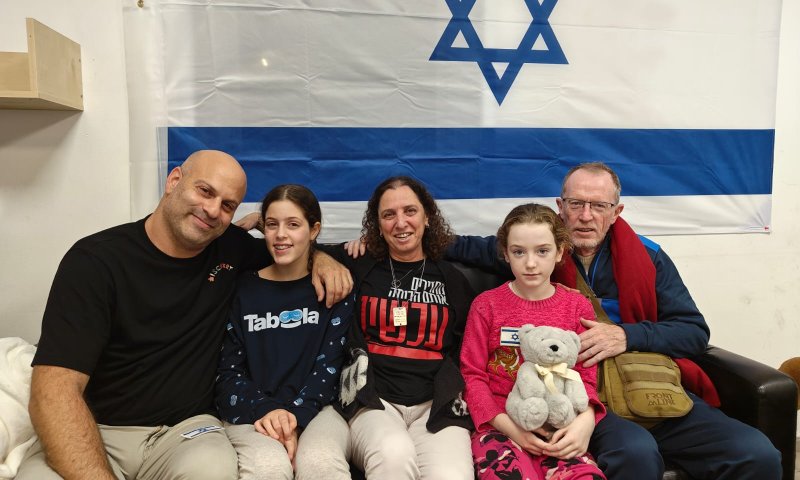 התמונה הראשונה: אמילי הנד והילה רותם שבו הביתה